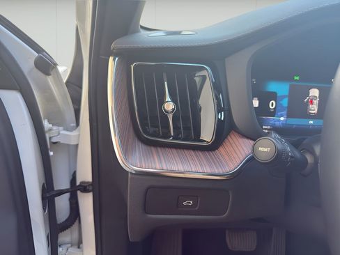 Used 2023 Volvo XC60 B5 Ultimate w/ Protection Package Premier image 14