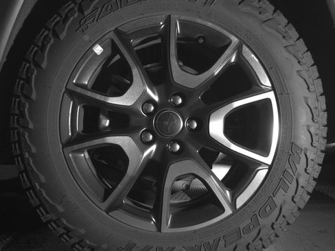 Used 2025 Jeep Compass Trailhawk AWD/4WD image 11