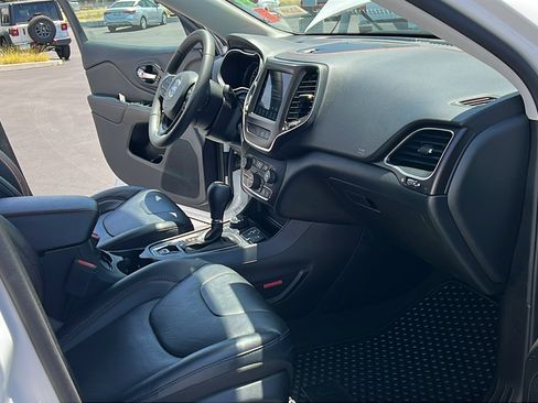 Used 2022 Jeep Cherokee Trailhawk w/ Premium Leather Package AWD/4WD image 13