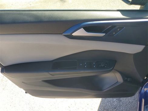 Used 2022 Volkswagen Taos SE image 17