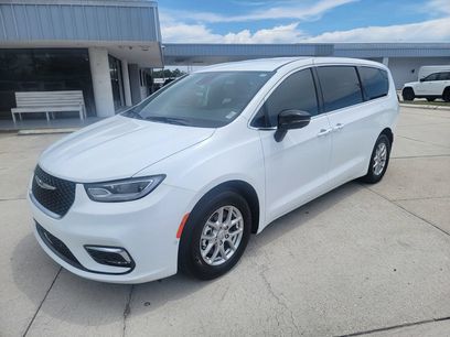 Used 2026 Chrysler Pacifica Select