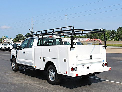 Used 2025 Ford F250 XL AWD/4WD image 4