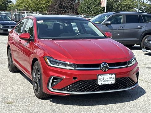 Used 2025 Volkswagen Jetta SE w/ Sunroof Package image 2