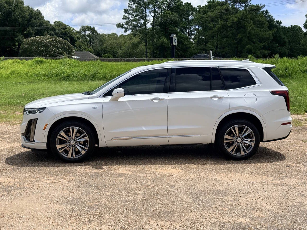 Used 2021 Cadillac XT6 Premium Luxury w/ Platinum Package AWD/4WD image 2