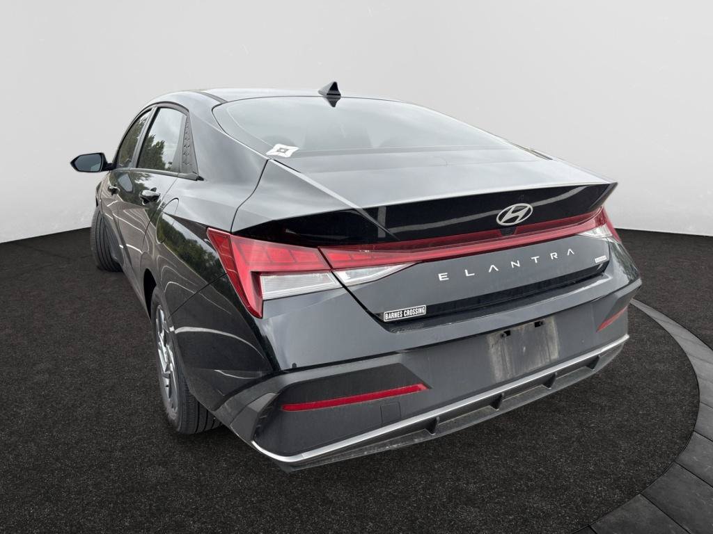 Used 2025 Hyundai Elantra Hybrid FWD image 7