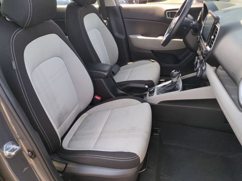 Used 2025 Hyundai Venue SEL FWD image 31