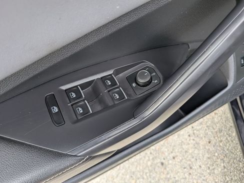 Used 2025 Volkswagen Jetta SE FWD image 17