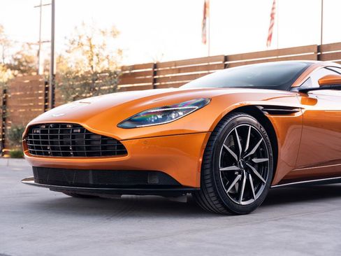Used 2018 Aston Martin DB11 Coupe image 12