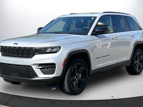 Certified 2023 Jeep Grand Cherokee Altitude AWD/4WD image 4