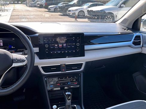 Certified 2025 Volkswagen Taos SE image 20