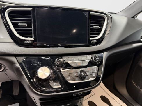 Used 2025 Chrysler Pacifica Select FWD image 21