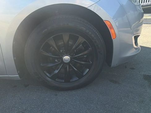 Used 2018 Chrysler Pacifica Touring-L FWD image 12