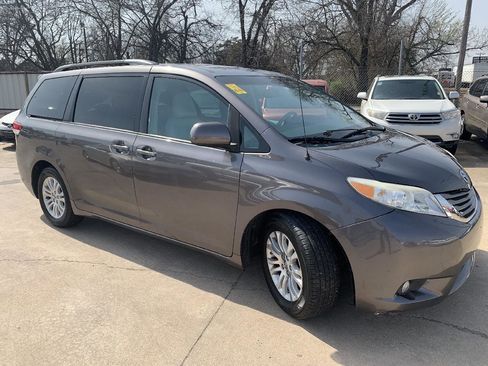 Used 2014 Toyota Sienna XLE FWD image 3