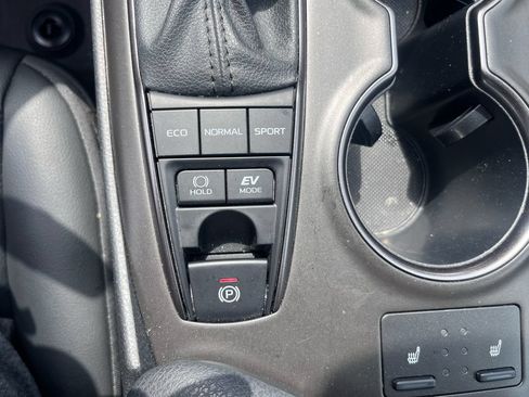 Used 2021 Toyota Camry SE w/ Cold Weather Package FWD image 20