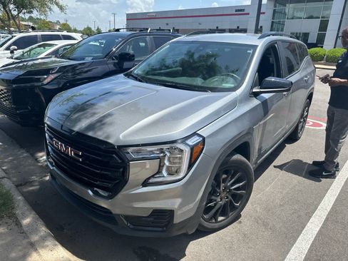 Used 2024 GMC Terrain SLE w/ Driver Convenience Package FWD image 2