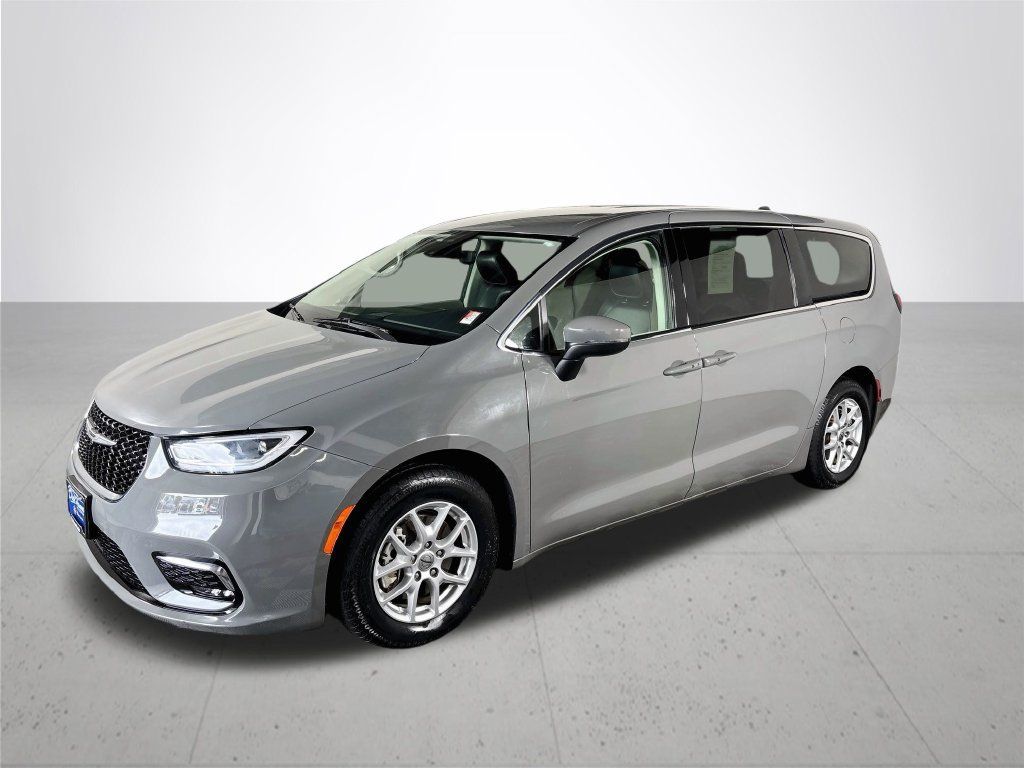 Used 2023 Chrysler Pacifica Touring-L FWD image 2