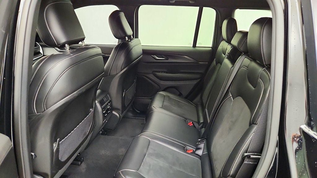 Used 2024 Jeep Grand Cherokee Altitude AWD/4WD image 19