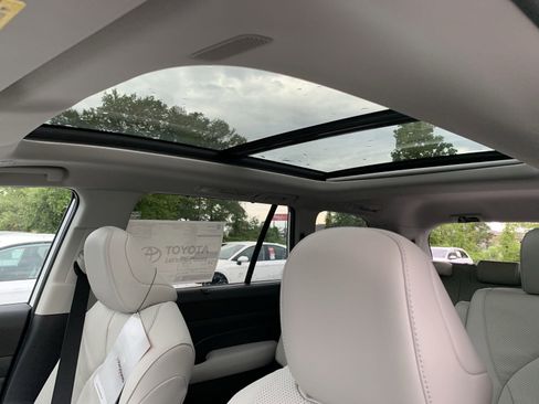 New 2024 Toyota Grand Highlander Limited image 21