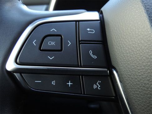 Used 2020 Toyota Highlander XLE image 27