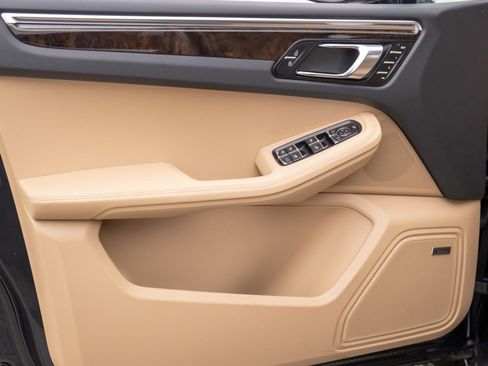 Certified 2025 Porsche Macan image 14