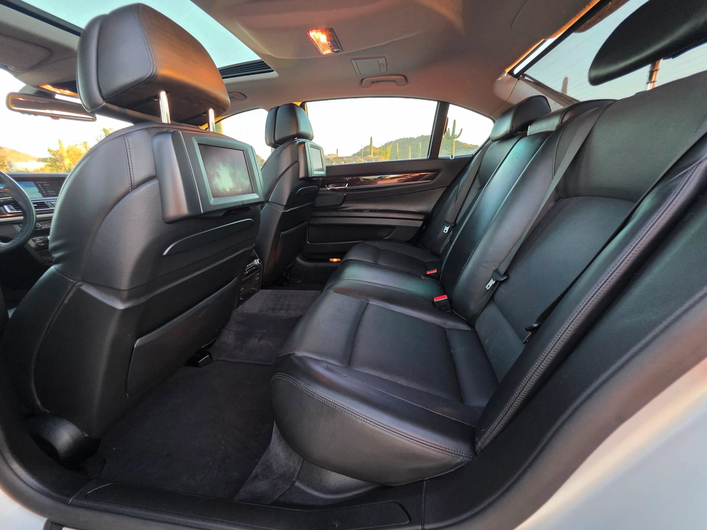 Used 2009 BMW 750Li w/ Sport Pkg RWD image 10