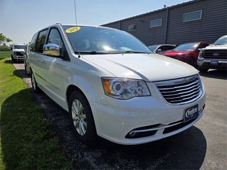 Used 2015 Chrysler Town & Country Limited Platinum image 1