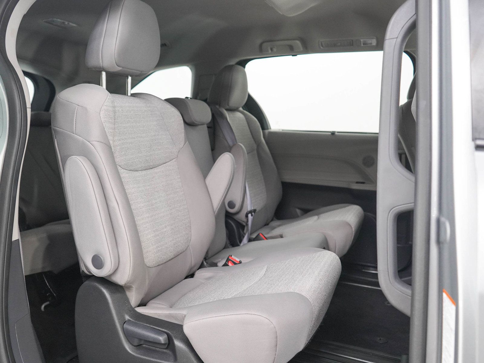 Used 2024 Toyota Sienna LE FWD image 12