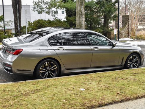 Used 2021 BMW 750i xDrive w/ Executive Package image 8