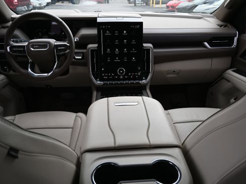 Used 2025 GMC Yukon Denali w/ Sun & Power Step Package image 3