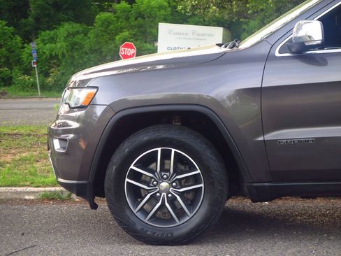 Used 2018 Jeep Grand Cherokee Limited AWD/4WD image 24