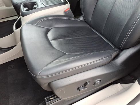 Used 2024 Chrysler Pacifica Touring-L FWD image 17