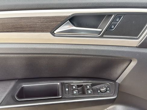 Used 2020 Volkswagen Atlas SE w/ Towing Package image 13