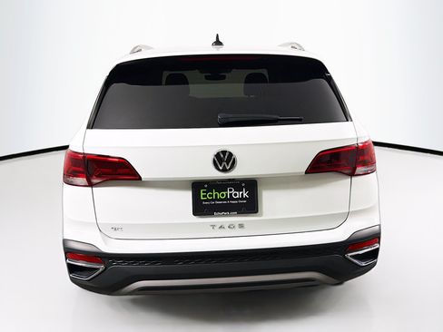 Used 2023 Volkswagen Taos SE w/ Panoramic Sunroof Package FWD image 7