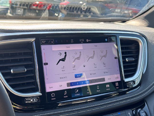 Used 2025 Chrysler Pacifica Limited FWD image 24