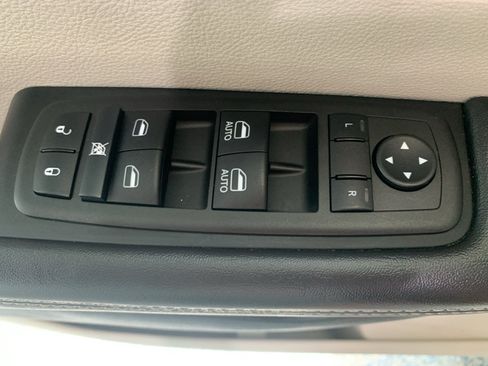 Used 2024 Chrysler Pacifica Touring-L FWD image 28