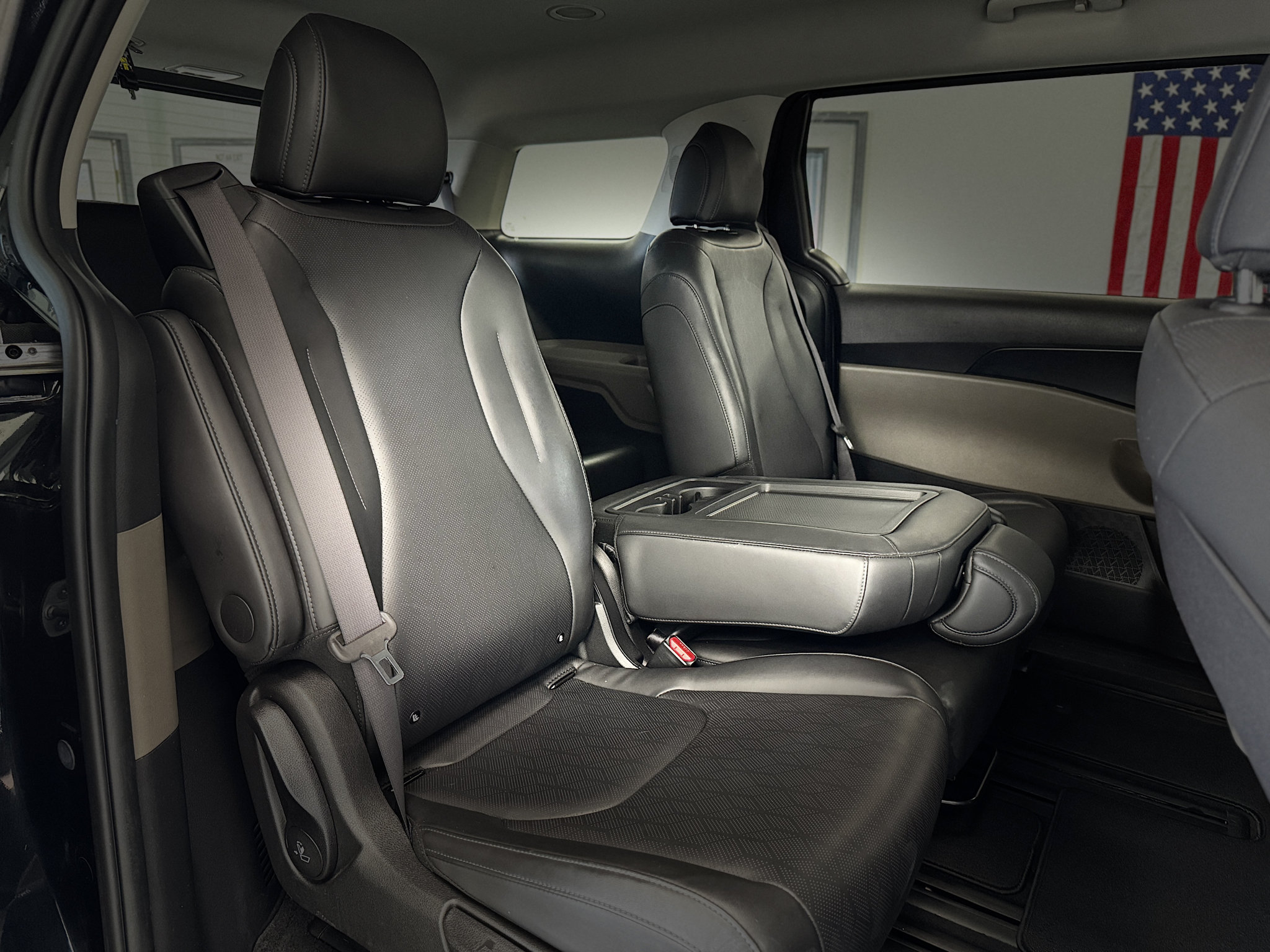 Used 2025 Kia Carnival FWD image 28