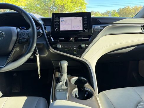 Used 2022 Toyota Camry SE image 19