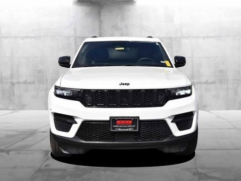 Used 2024 Jeep Grand Cherokee Altitude AWD/4WD image 4