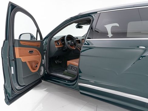 Certified 2025 Bentley Bentayga Extended Wheelbase image 9