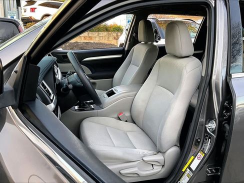 Used 2017 Toyota Highlander LE image 7