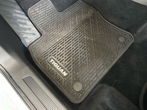 Used 2020 Volkswagen Tiguan SE image 31