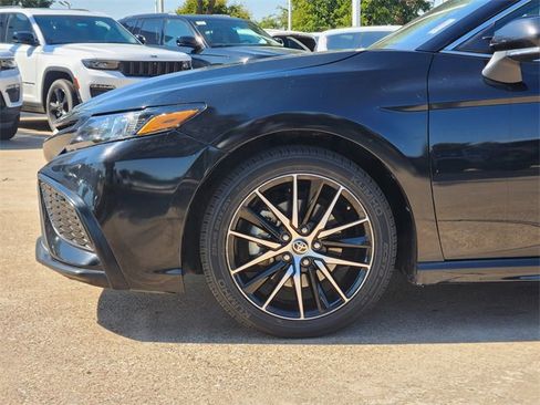 Used 2024 Toyota Camry SE image 9