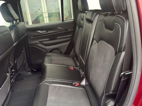 Used 2024 Jeep Grand Cherokee Altitude AWD/4WD image 12