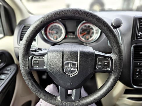 Used 2019 Dodge Grand Caravan SE w/ UConnect Hands-Free Group image 39