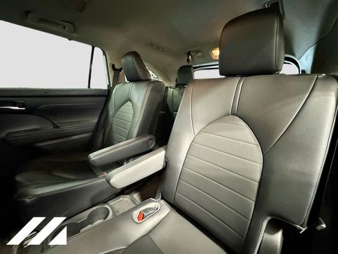 Used 2020 Toyota Highlander XLE image 27
