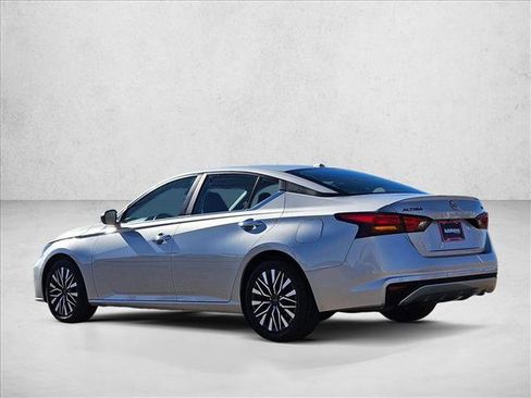 Used 2024 Nissan Altima 2.5 SV image 8