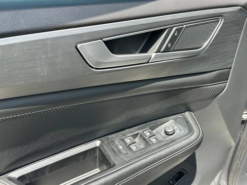 Used 2024 Volkswagen Atlas Cross Sport SE w/ Panoramic Sunroof Package FWD image 16