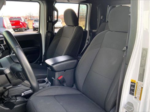 Used 2021 Jeep Gladiator Sport image 20