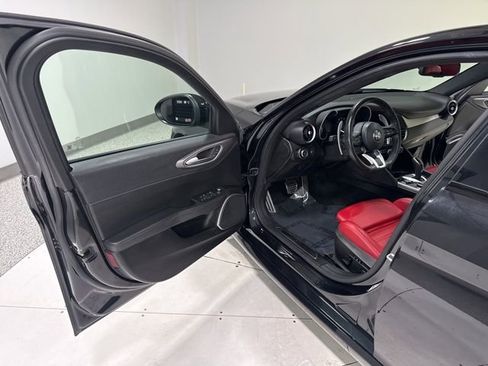 Used 2022 Alfa Romeo Giulia Veloce image 11