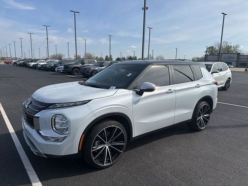 Used 2023 Mitsubishi Outlander SE image 2